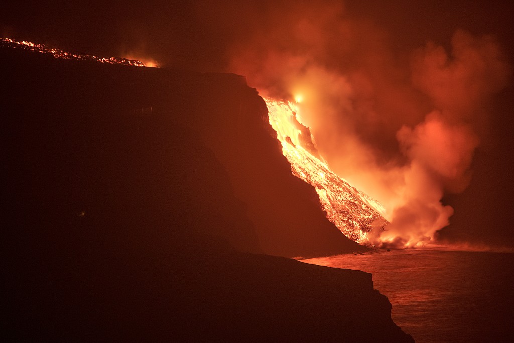 西班牙火山喷发岩浆入海 生成半圆形半岛