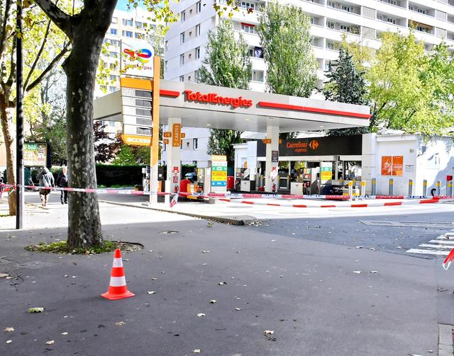 
北京中医药大学东直门医院黄牛代挂号电话票贩子号贩子网上预约挂号,住院检查加快,法国炼油厂罢工致1/3加油站断供，市民：凌晨4时排队8时才轮到