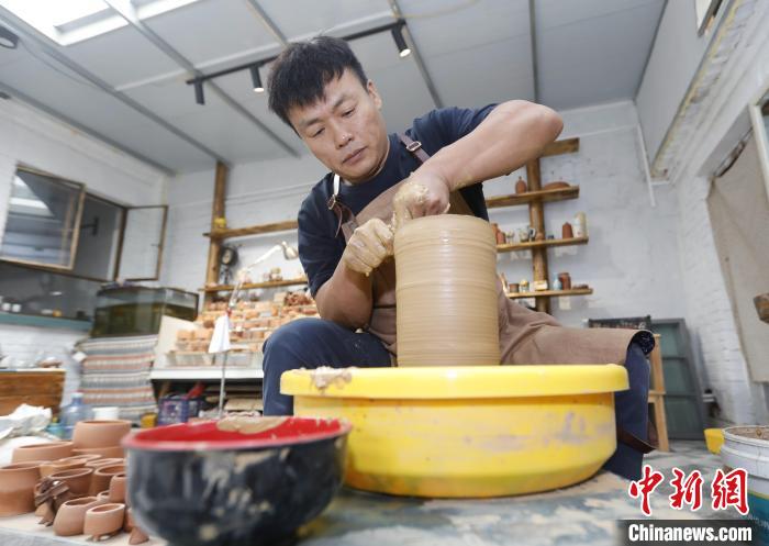 
沈阳医大二院黄牛代挂号电话票贩子号贩子网上预约挂号,住院检查加快,河北“80后”手艺人用“泥土”捏出陶艺新生活