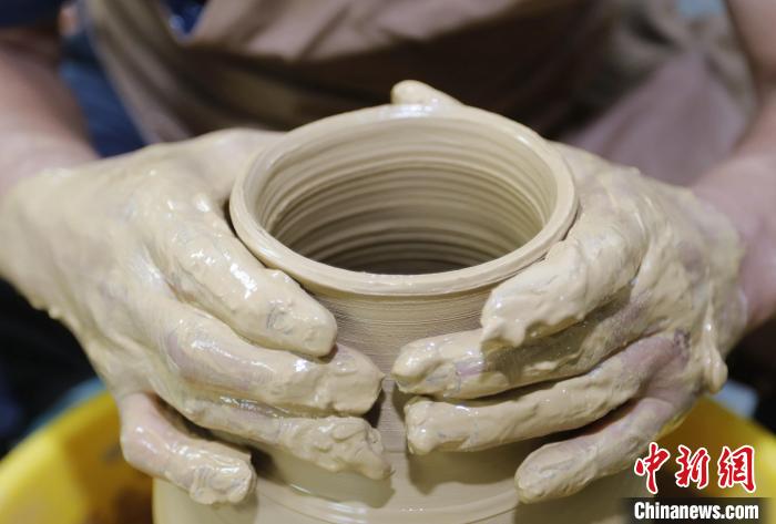 
沈阳医大二院黄牛代挂号电话票贩子号贩子网上预约挂号,住院检查加快,河北“80后”手艺人用“泥土”捏出陶艺新生活