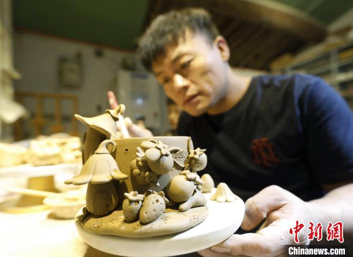 
沈阳医大二院黄牛代挂号电话票贩子号贩子网上预约挂号,住院检查加快,河北“80后”手艺人用“泥土”捏出陶艺新生活
