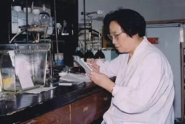 
南京各大医院黄牛代挂号电话票贩子号贩子网上预约挂号,住院检查加快,她以身试药，用一株小草改变了世界！