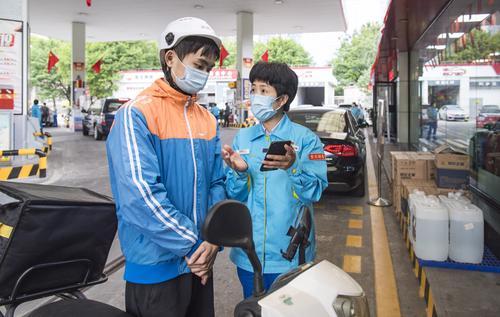 
首都医科大学附属安贞医院黄牛代挂号电话票贩子号贩子网上预约挂号,住院检查加快,党的二十大代表王亚芬与顾客、同事交流——未来的日子会更好，我们一起加油