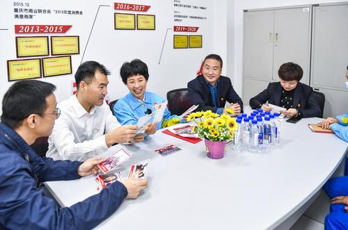 
首都医科大学附属安贞医院黄牛代挂号电话票贩子号贩子网上预约挂号,住院检查加快,党的二十大代表王亚芬与顾客、同事交流——未来的日子会更好，我们一起加油