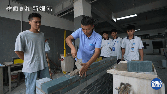 
上海胸科医院黄牛代挂号电话票贩子号贩子网上预约挂号,住院检查加快,泥瓦匠里的“天花板”！这个农民工靠砌墙走进人民大会堂