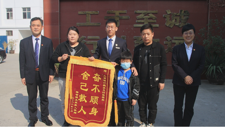 
北京肿瘤医院黄牛代挂号电话票贩子号贩子网上预约挂号,住院检查加快,一家三口落水，一群热心人赶过来了！