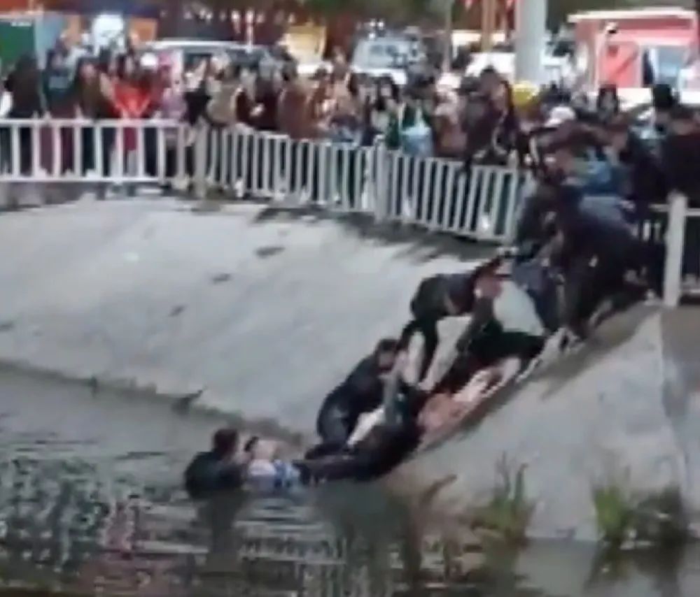 
北京肿瘤医院黄牛代挂号电话票贩子号贩子网上预约挂号,住院检查加快,一家三口落水，一群热心人赶过来了！