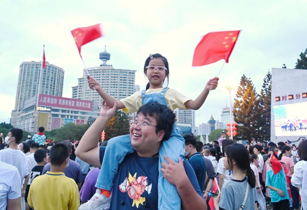 
南京军区总医院黄牛代挂号电话票贩子号贩子网上预约挂号,住院检查加快,祖国生日这天，最美的颜色当然是中国红