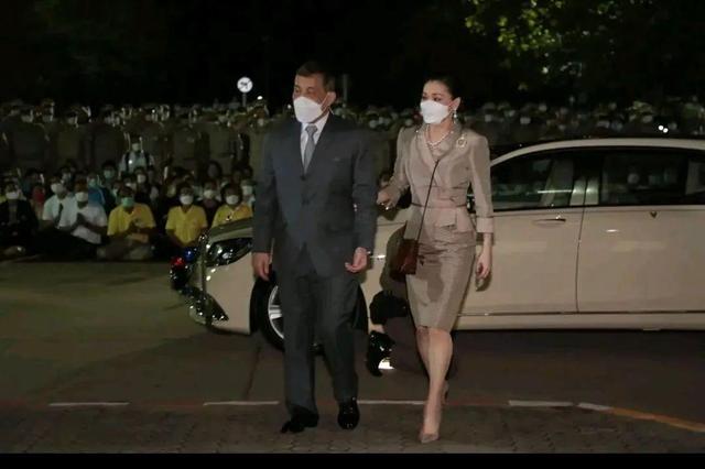 
上海中山医院黄牛代挂号电话票贩子号贩子网上预约挂号,住院检查加快,幼儿园枪击案致38人死亡，泰国国王赴医院慰问伤者