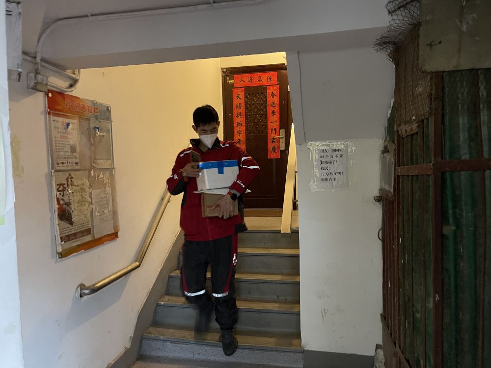 
北京各大医院黄牛代挂号电话票贩子号贩子网上预约挂号,住院检查加快,新华全媒+|快递小哥的一天