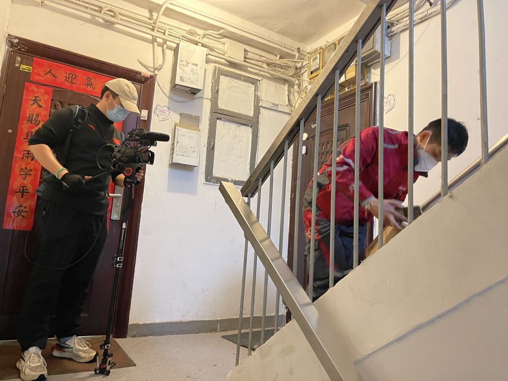 
北京各大医院黄牛代挂号电话票贩子号贩子网上预约挂号,住院检查加快,新华全媒+|快递小哥的一天