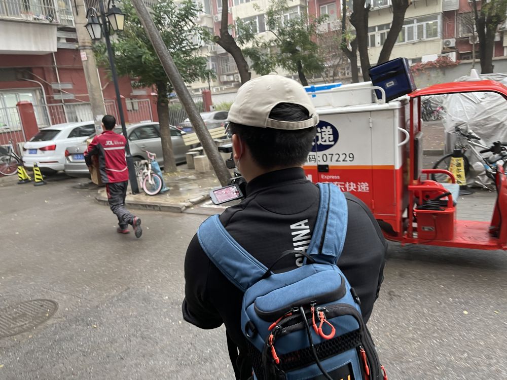 
北京各大医院黄牛代挂号电话票贩子号贩子网上预约挂号,住院检查加快,新华全媒+|快递小哥的一天