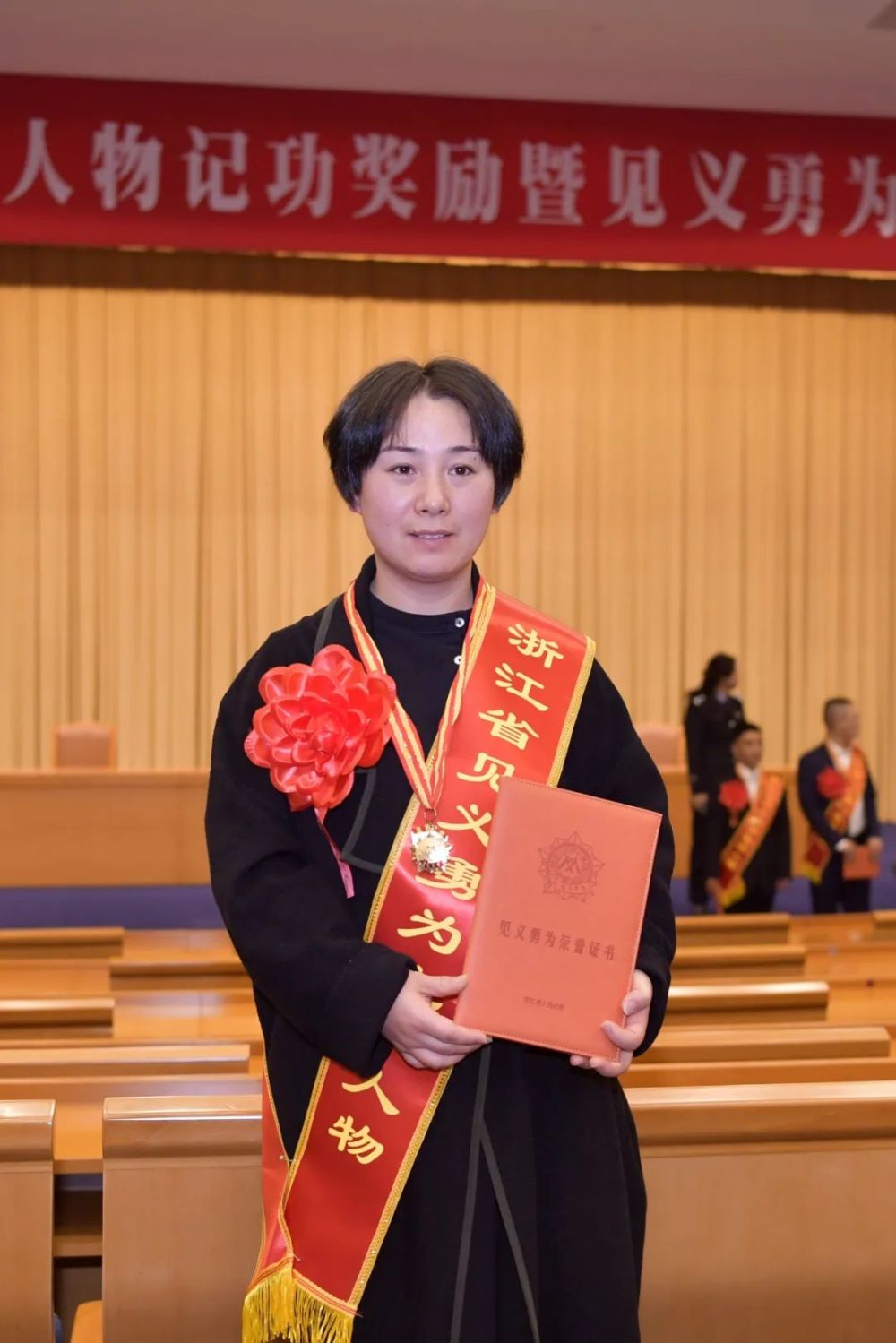 
杭州各大医院黄牛代挂号电话票贩子号贩子网上预约挂号,住院检查加快,这位送奶工，被记一等功！