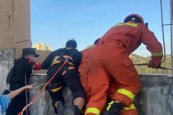 
北大第一医院黄牛代挂号电话票贩子号贩子网上预约挂号,住院检查加快,18楼天台外，他说：“我不放，我跟你一起下！”