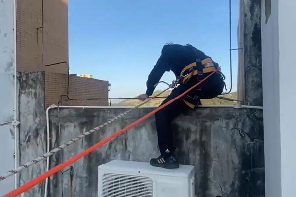 
北大第一医院黄牛代挂号电话票贩子号贩子网上预约挂号,住院检查加快,18楼天台外，他说：“我不放，我跟你一起下！”