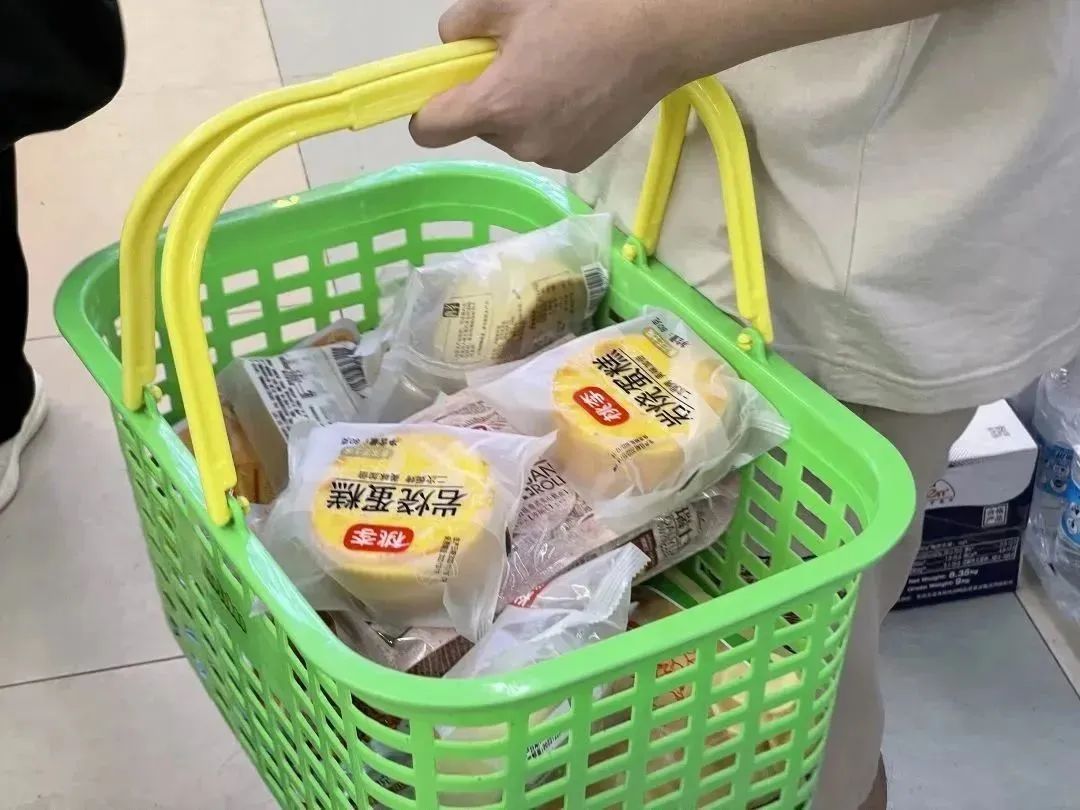 
北京世纪坛医院黄牛代挂号电话票贩子号贩子网上预约挂号,住院检查加快,学生在超市排队等结账，结果全给免单了