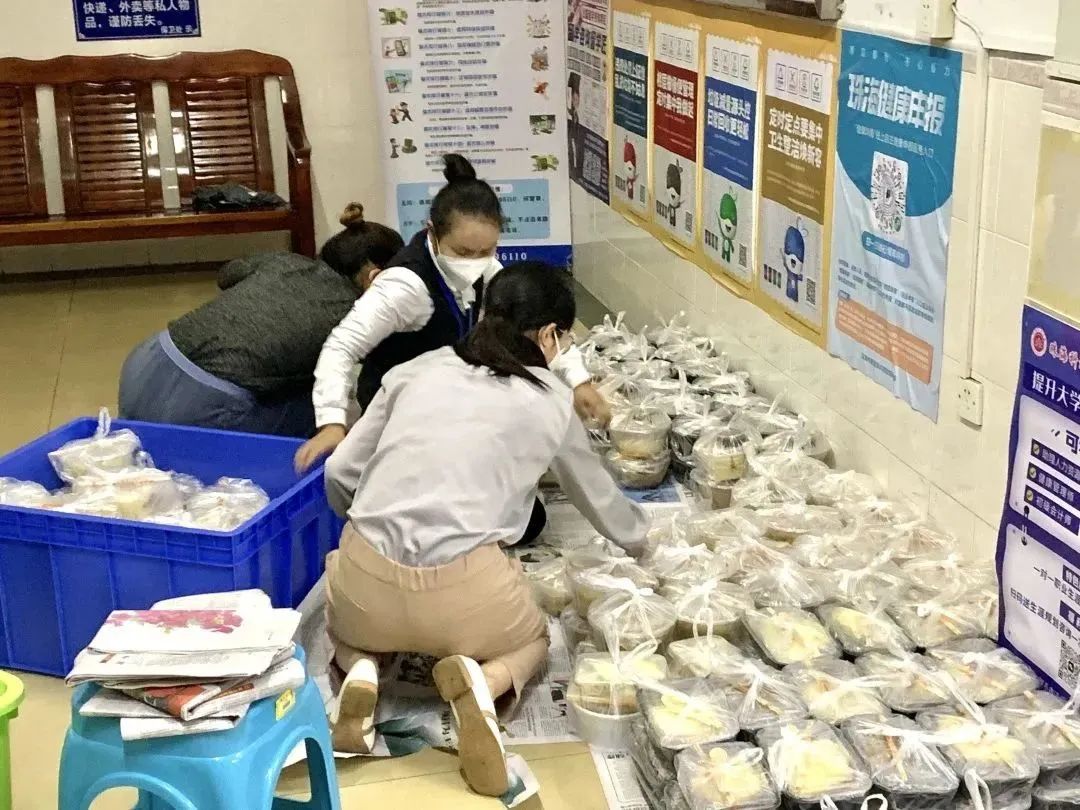 
北京世纪坛医院黄牛代挂号电话票贩子号贩子网上预约挂号,住院检查加快,学生在超市排队等结账，结果全给免单了