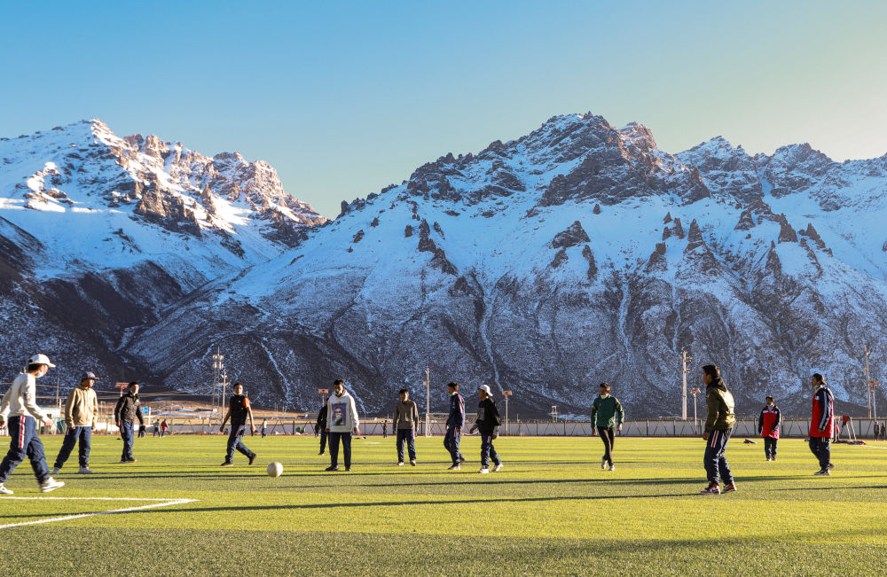 
江苏省人民医院黄牛代挂号电话票贩子号贩子网上预约挂号,住院检查加快,新华全媒+丨 雪域高原上的足球场