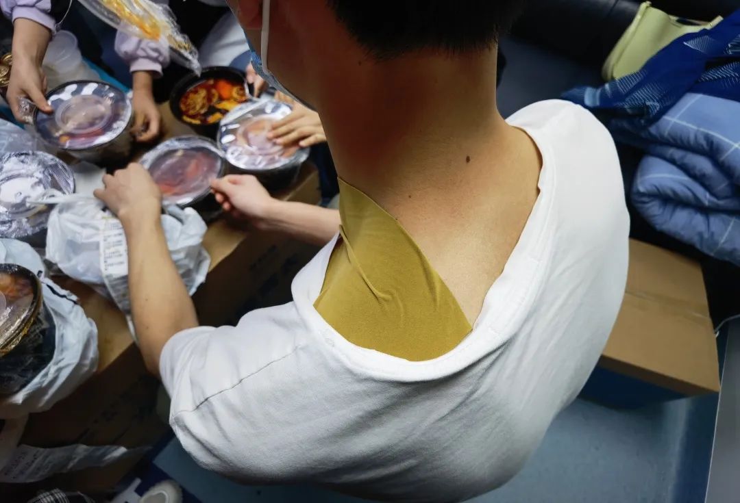 
首都医科院整形外科医院黄牛代挂号电话票贩子号贩子网上预约挂号,住院检查加快,战“疫”特写 ｜感恩那些奔赴战“疫”的你