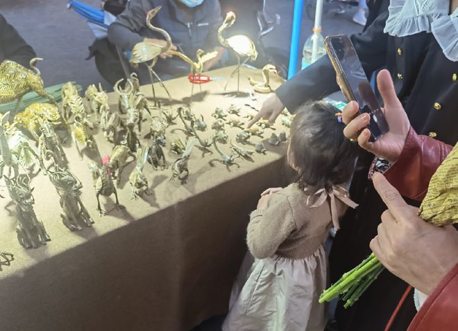 
广州中医药大学一附医院黄牛代挂号电话票贩子号贩子网上预约挂号,住院检查加快,这个摊位占“C位”！看到他的手，网友绷不住了...