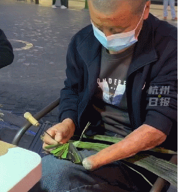 
广州中医药大学一附医院黄牛代挂号电话票贩子号贩子网上预约挂号,住院检查加快,这个摊位占“C位”！看到他的手，网友绷不住了...