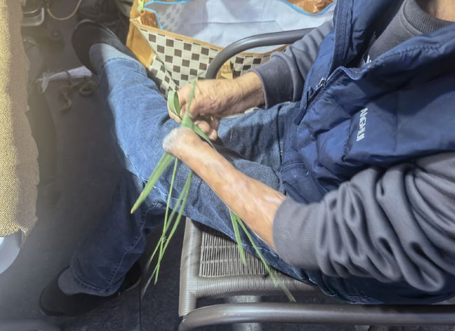 
广州中医药大学一附医院黄牛代挂号电话票贩子号贩子网上预约挂号,住院检查加快,这个摊位占“C位”！看到他的手，网友绷不住了...