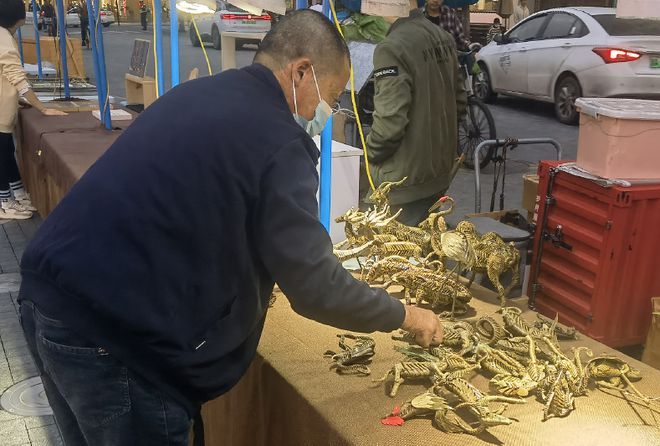 
广州中医药大学一附医院黄牛代挂号电话票贩子号贩子网上预约挂号,住院检查加快,这个摊位占“C位”！看到他的手，网友绷不住了...