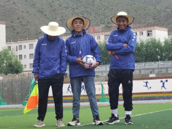 
西安各大医院黄牛代挂号电话票贩子号贩子网上预约挂号,住院检查加快,追光｜除了赚钱养家，山里的爸爸们还能修足球场