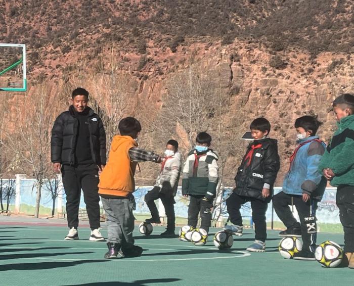 
西安各大医院黄牛代挂号电话票贩子号贩子网上预约挂号,住院检查加快,追光｜除了赚钱养家，山里的爸爸们还能修足球场