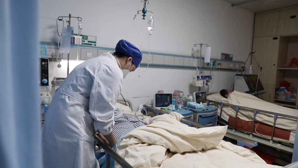 
首都医科院整形外科医院黄牛代挂号电话票贩子号贩子网上预约挂号,住院检查加快,新华全媒+｜新华社记者探访危急重症救治一线