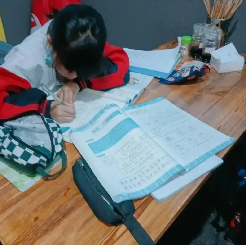 
北京301医院黄牛代挂号电话票贩子号贩子网上预约挂号,住院检查加快,看到孩子们在雨中发抖，店主做了一件事