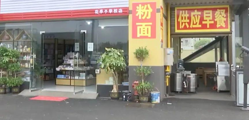 
北京301医院黄牛代挂号电话票贩子号贩子网上预约挂号,住院检查加快,看到孩子们在雨中发抖，店主做了一件事