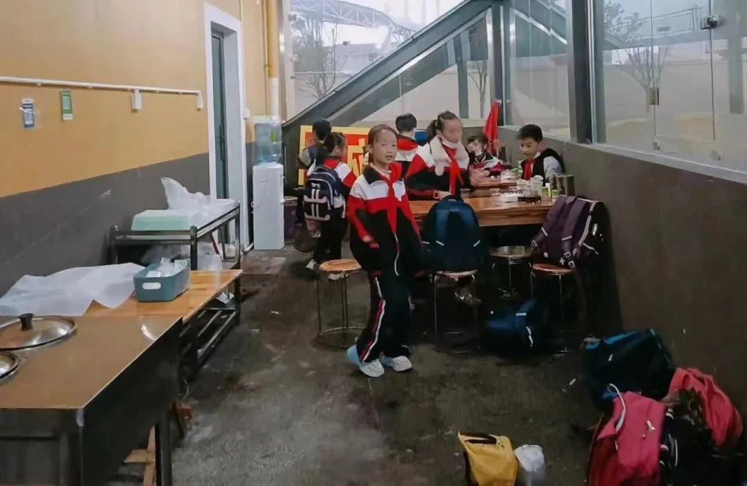 
北京301医院黄牛代挂号电话票贩子号贩子网上预约挂号,住院检查加快,看到孩子们在雨中发抖，店主做了一件事