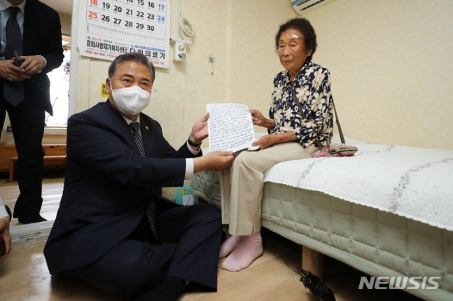 
南京脑科医院黄牛代挂号电话票贩子号贩子网上预约挂号,住院检查加快,韩外交部叫停向“慰安妇”受害者授人权奖，民团抗议：看日本眼色？