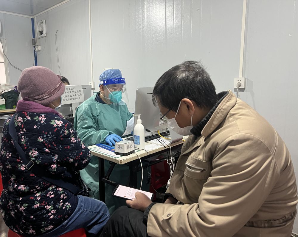 
东直门医院黄牛代挂号电话票贩子号贩子网上预约挂号,住院检查加快,战“疫”基层故事｜“最大限度为老年人接种疫苗提供便利”——广州社区构筑健康屏障故事