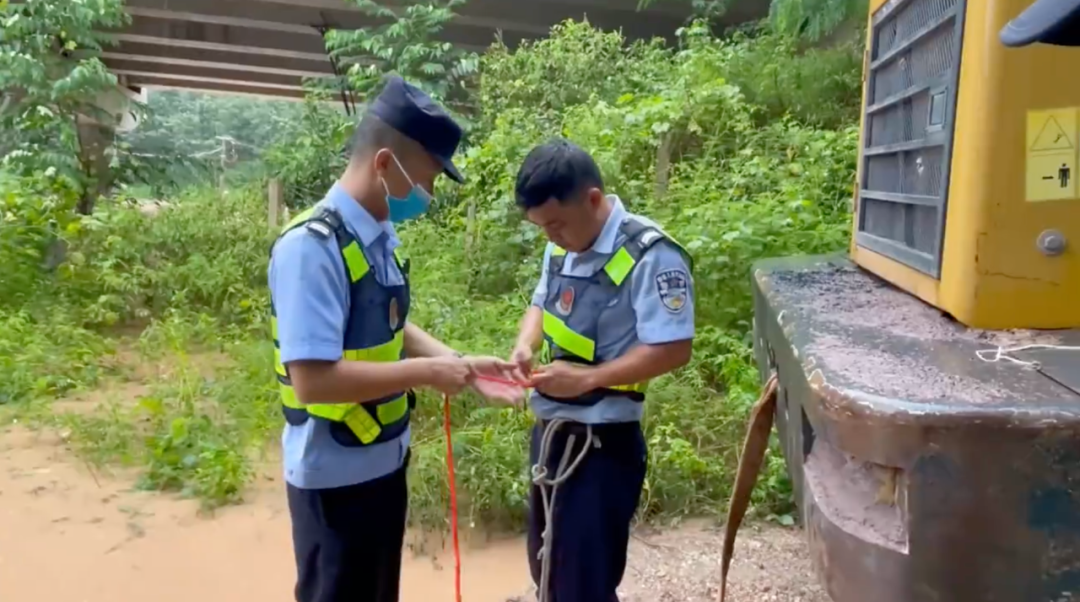 
南京各大医院黄牛票贩子代挂号,住院检查加快车辆将被洪水淹没 他三度扎进湍急洪水......