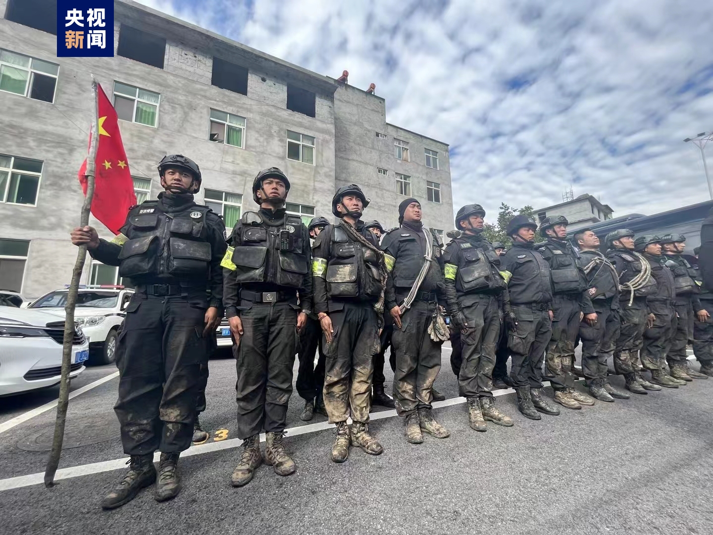 
广州中山眼科医院挂号黄牛,住院检查加快曾在地震救援中失联的甘孜24名特警平安归建
