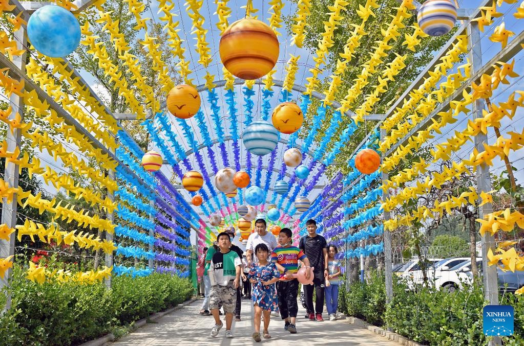 
北京空军总医院黄牛号贩子代挂号,住院检查加快People have fun during Mid-Autumn Festival holiday