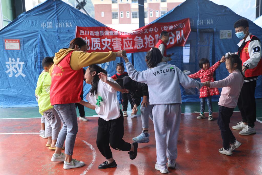 
天津眼科医院黄牛票贩子代挂号,住院检查加快新华全媒+丨泸定地震灾区安置点的“临时老师”