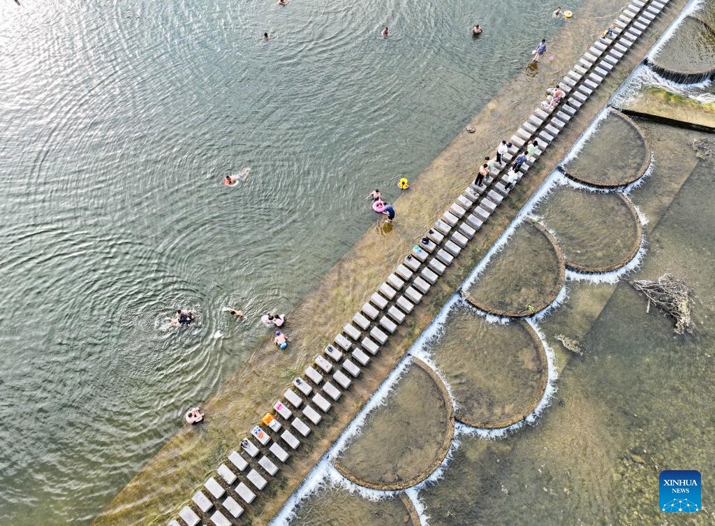 
北京空军总医院黄牛号贩子代挂号,住院检查加快People have fun during Mid-Autumn Festival holiday