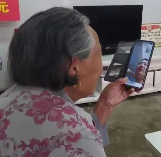 
中国医学科学院北京协和医院黄牛代挂号电话票贩子号贩子网上预约挂号,住院检查加快,肖思远的母亲再送儿子入伍，这一幕令人泪目……