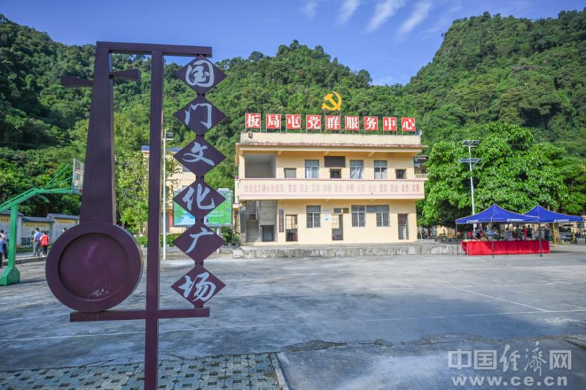 
北京佑安医院挂号黄牛电话,住院检查加快【民族团结党旗红】布局村:党旗辉映走出乡村振兴新路子