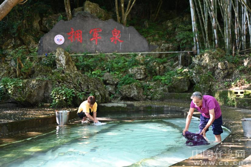 
北京佑安医院挂号黄牛电话,住院检查加快【民族团结党旗红】布局村:党旗辉映走出乡村振兴新路子