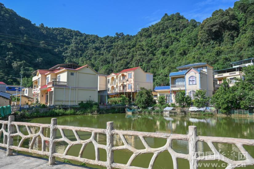 
北京佑安医院挂号黄牛电话,住院检查加快【民族团结党旗红】布局村:党旗辉映走出乡村振兴新路子