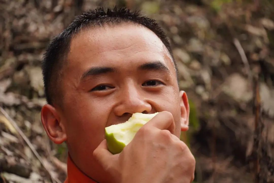 
广州口腔医院黄牛跑腿挂号,住院检查加快“都是自家种的，吃一个，吃一个！”