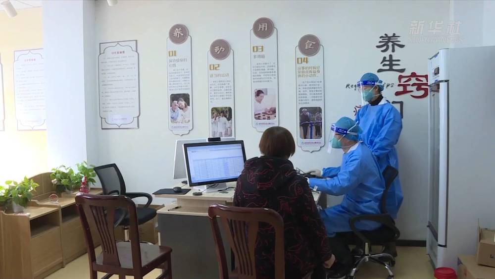 
成都华西医院黄牛代挂号电话票贩子号贩子网上预约挂号,住院检查加快,新华全媒+｜家门口的巡回医疗点