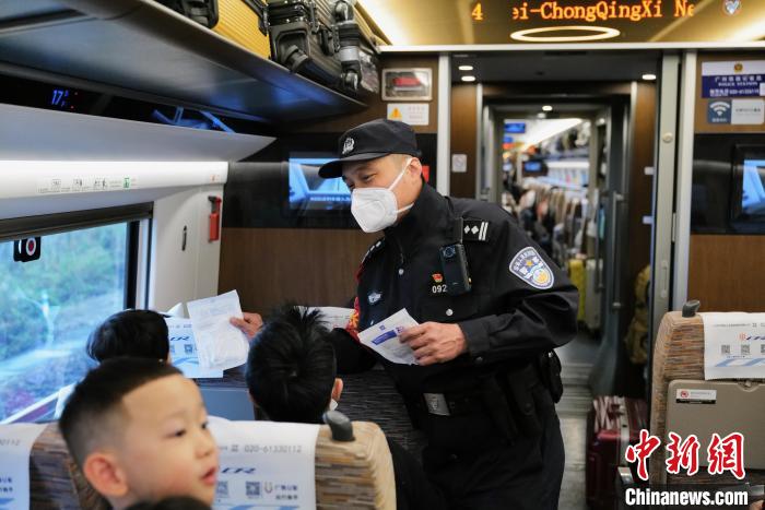 
浙江医院黄牛代挂号电话票贩子号贩子网上预约挂号,住院检查加快,站好春运最后一班岗的广铁深圳公安处老警长王聪