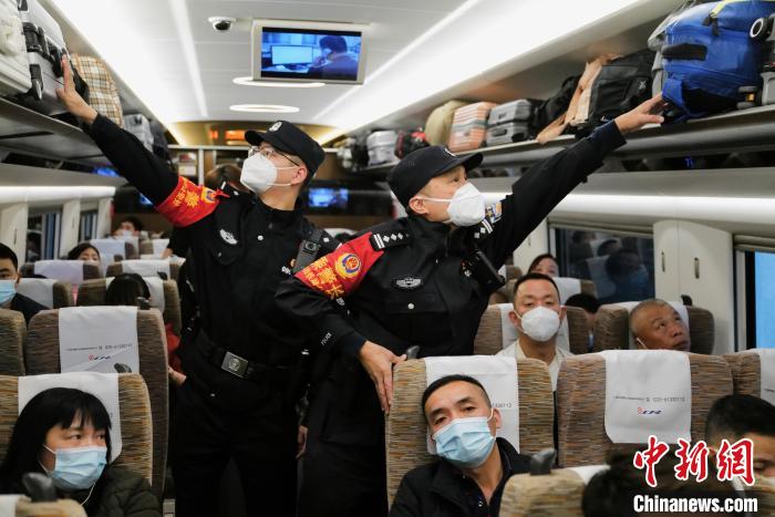 
浙江医院黄牛代挂号电话票贩子号贩子网上预约挂号,住院检查加快,站好春运最后一班岗的广铁深圳公安处老警长王聪