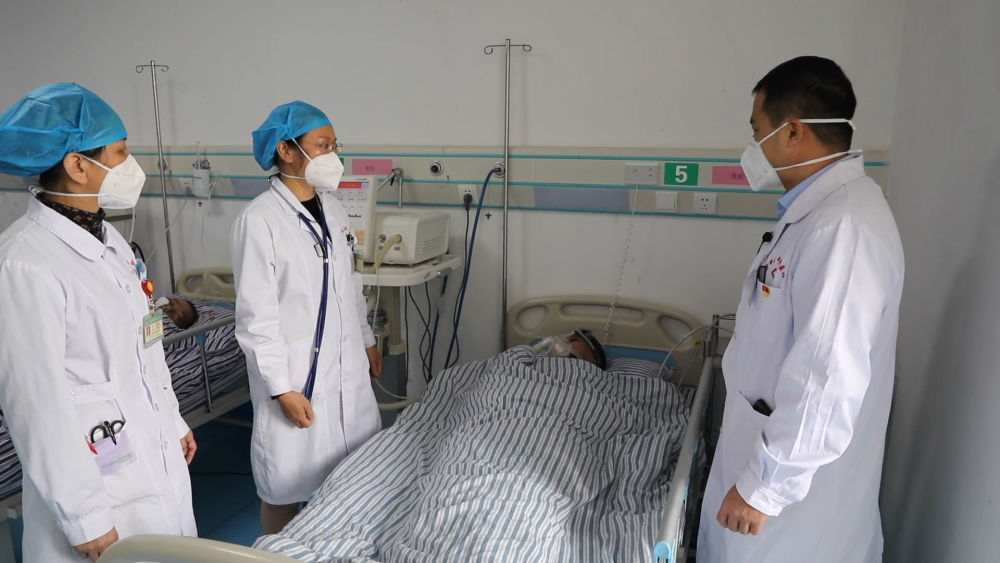 
南京各大医院黄牛代挂号电话票贩子号贩子网上预约挂号,住院检查加快,新华全媒+｜新华社记者实地探访边境一线患者救治