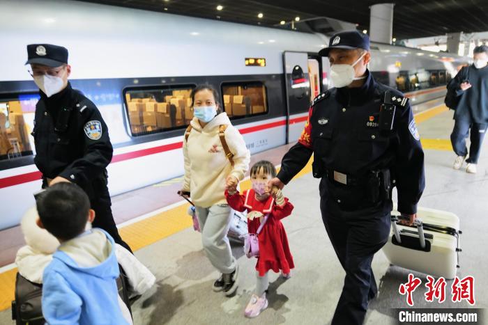 
浙江医院黄牛代挂号电话票贩子号贩子网上预约挂号,住院检查加快,站好春运最后一班岗的广铁深圳公安处老警长王聪